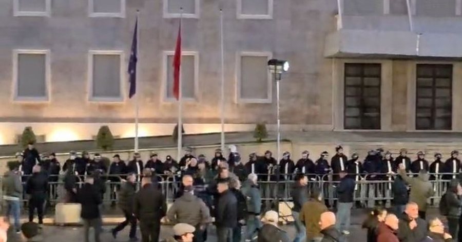 Protesta e opozit&euml;s/ Policia rrethon kryeministrin&euml;,&nbsp;1350