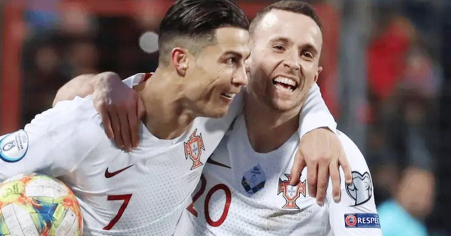 Kritika ndaj Cristiano Ronaldos për mungesën e tij në funeralin e