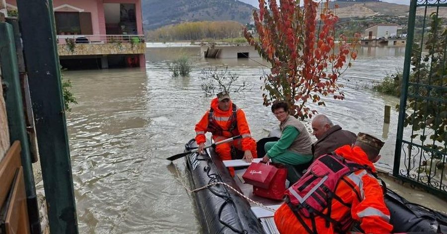 Evakuohet nj&euml; i moshuar n&euml;&nbsp;Novosel&euml;, merr me vete&nbsp;qenin