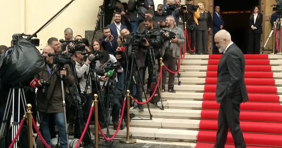 Gazetarët e pyesin për Ballukun/ Rama: E keni bërë si