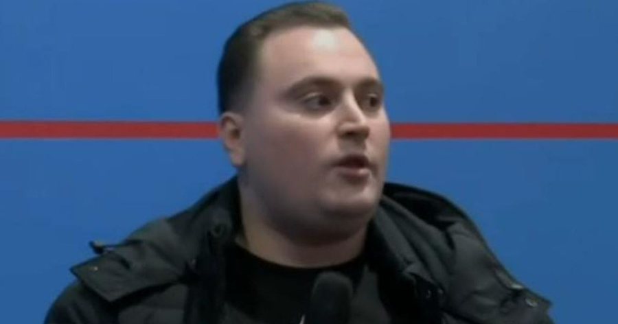 "Flasin disa fytyra q&euml; na b&euml;jn&euml; p&euml;r t&euml; qeshur e