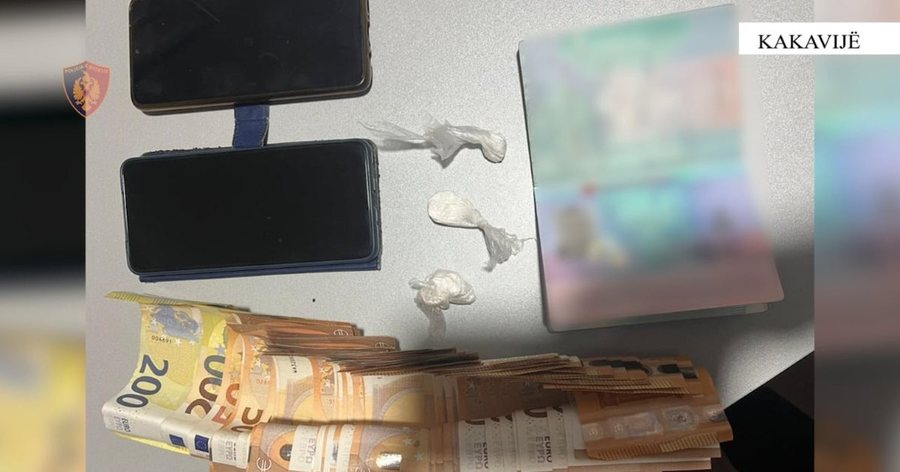 Kokainë, qindra fishekë e mijëra euro në makina! Arrestohen