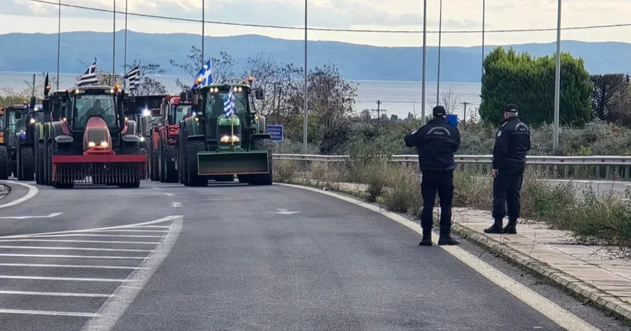 Fermerët grekë nuk tërhiqen/ Mijëra traktorë në
