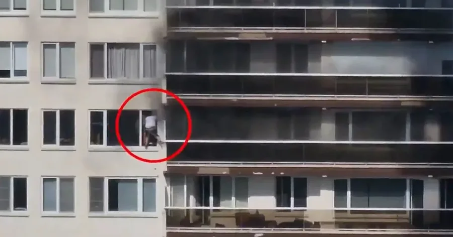 Zjarri p&euml;rfshin nd&euml;rtes&euml;n dhjet&euml;kat&euml;she n&euml;