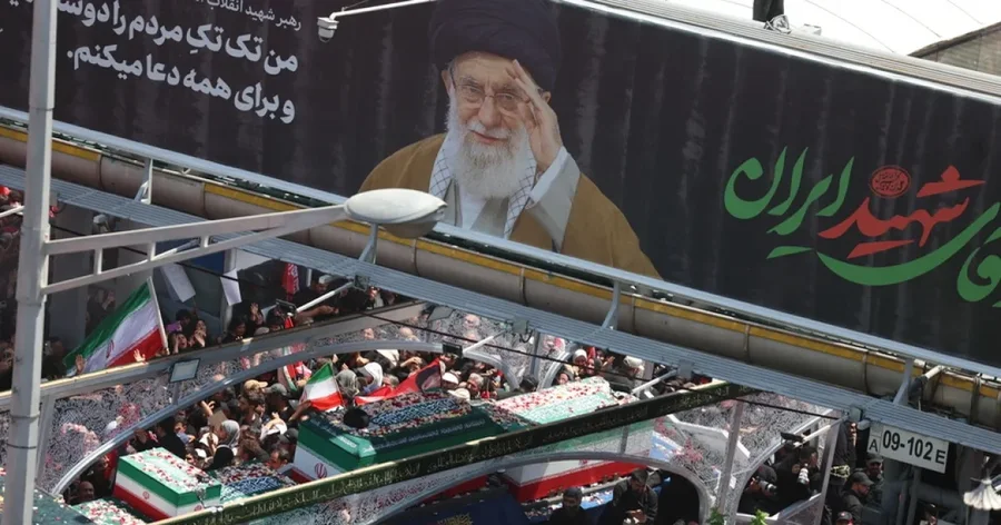 Homazhet e Ali Khameneit/ Irani i jep lamtumir&euml;n, turma masive n&euml;