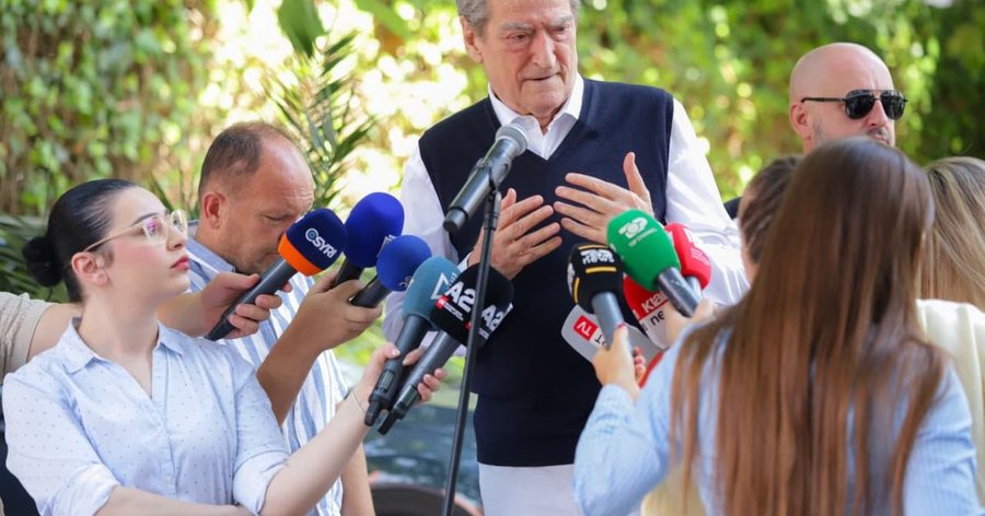 Berisha denoncon skandalin: Presidenti do t&euml; dekoroj&euml; Irena