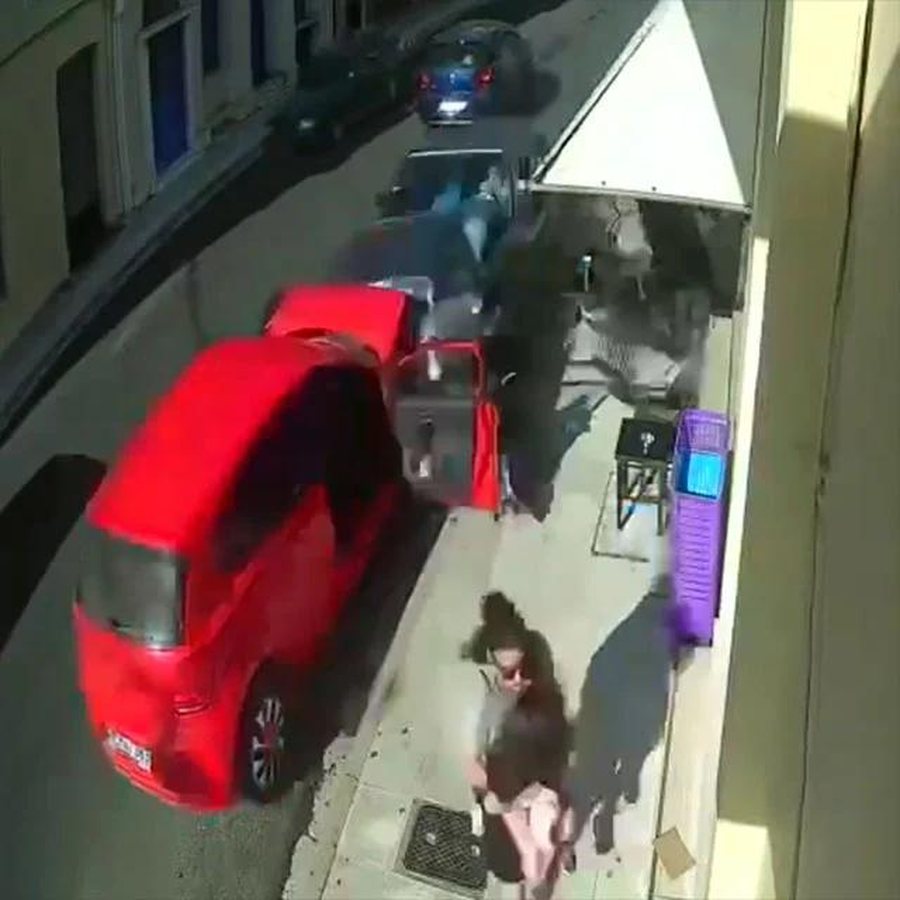 Aksident i friksh&euml;m n&euml; Greqi! Makina del n&euml; sensin e kund&euml;rt