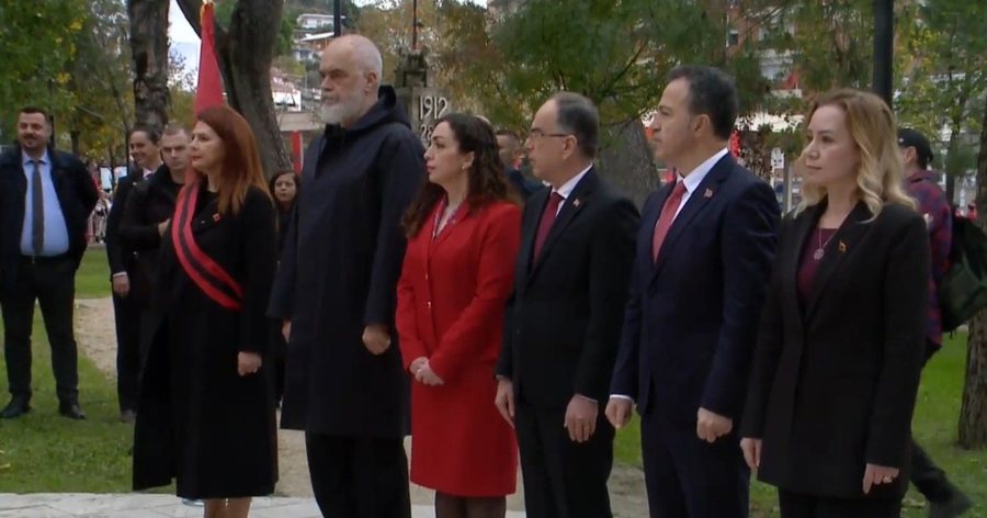 113 vite Pavarësi! Mbahet ceremonia e ngritjes së flamurit në