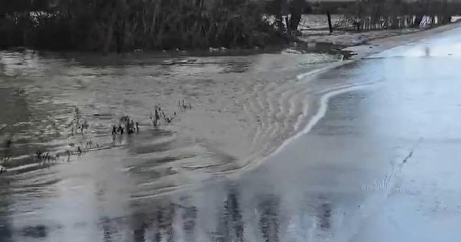 Lumi Vjos&euml; del nga shtrati! Bllokohet aksi i vjet&euml;r rrugor q&euml;