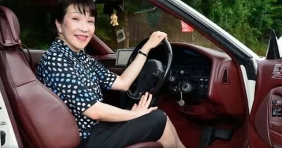 Kryeministrja e parë femër e Japonisë, drejton një Toyota