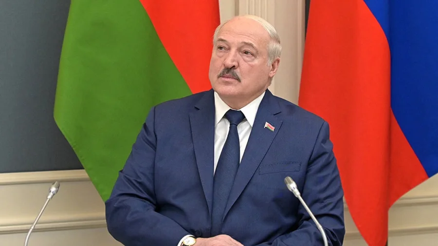 Lukashenko i k&euml;rkon Macronit t&euml; marr&euml; rolin udh&euml;heq&euml;s