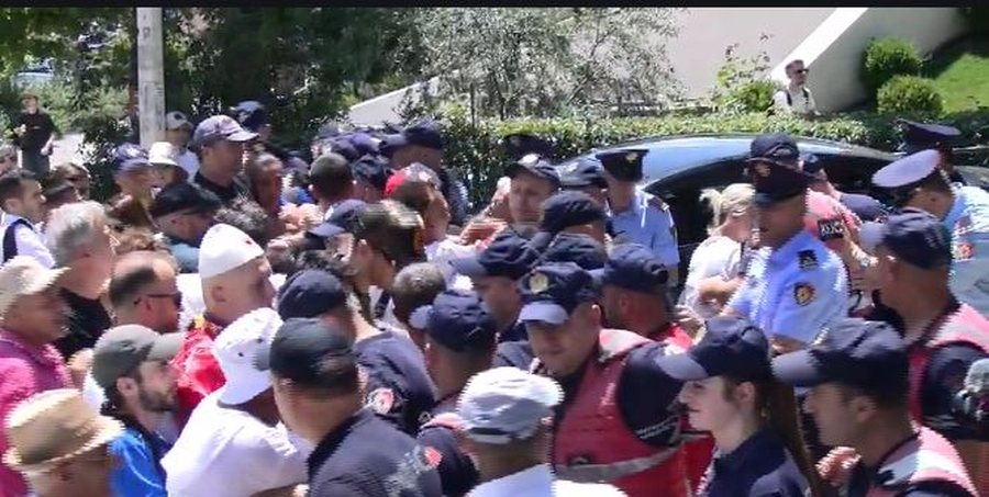 VIDEO &ndash; &ldquo;Hiqni kapelet&rdquo;/ Protestuesit p&euml;rplasen me