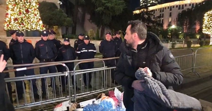 FOTO/ Bidon&euml;, portokalle dhe batanije! Lapaj zbraz fjalorin: K&euml;to