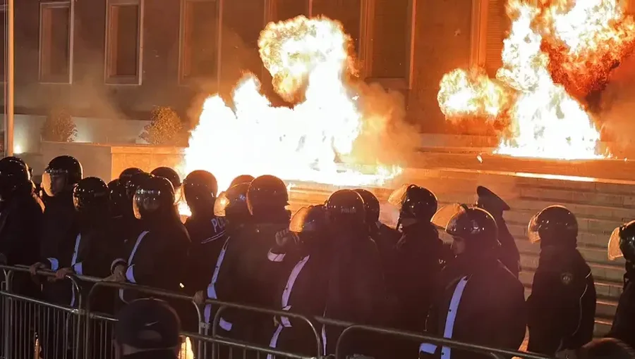 Demonstrata e opozit&euml;s, Deutsche Welle: P&euml;r tri or&euml; u