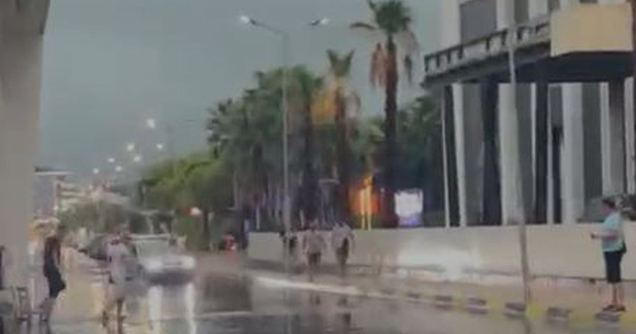 Niveli i ujit deri në trotuar, përmbyten rrugët e Shëngjinit