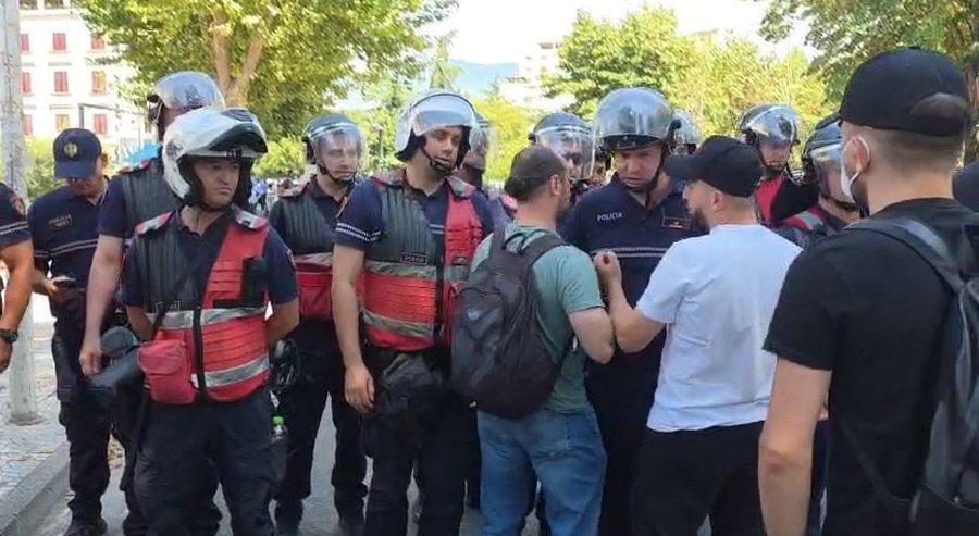 &ldquo;Shkoni merruni me legenat&rdquo;/ Momente tensioni n&euml; protest&euml;,
