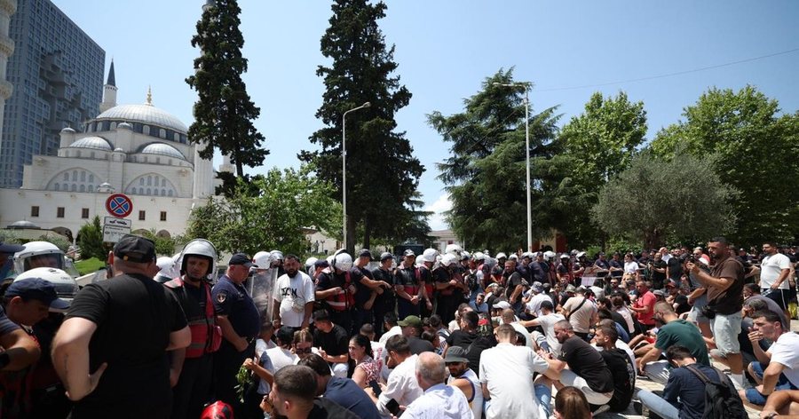 Protesta para Kuvendit/ Godit&euml;n me sende t&euml; forta dhe