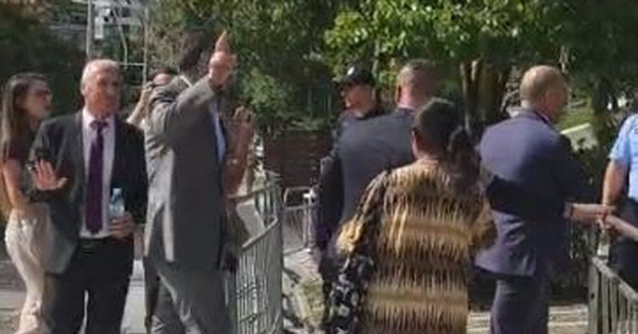 Protesta para Kuvendit/ Protestuesit presin deputet&euml;t e opozit&euml;s me