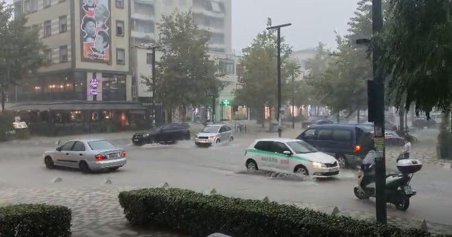 Stuhia godet edhe Vlorën/ Në pak minuta boshatiset plazhi, pushuesit