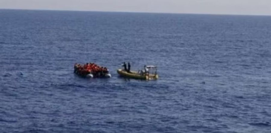 Tragjedi n&euml; brigjet e Mesdheut, p&euml;rmbytet anija, t&euml; pakt&euml;n