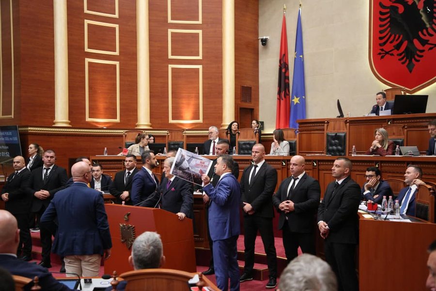 18 dit&euml; protest&euml; kund&euml;r Ram&euml;s/ Nis seanca plenare n&euml;