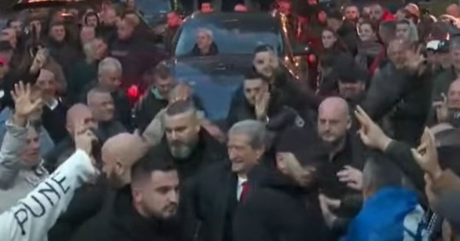 Protesta Komb&euml;tare e PD-s&euml;, Sali Berisha mb&euml;rrin n&euml;