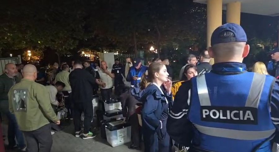Nis dorëzimi i kutive të votimit për njësinë nr.5