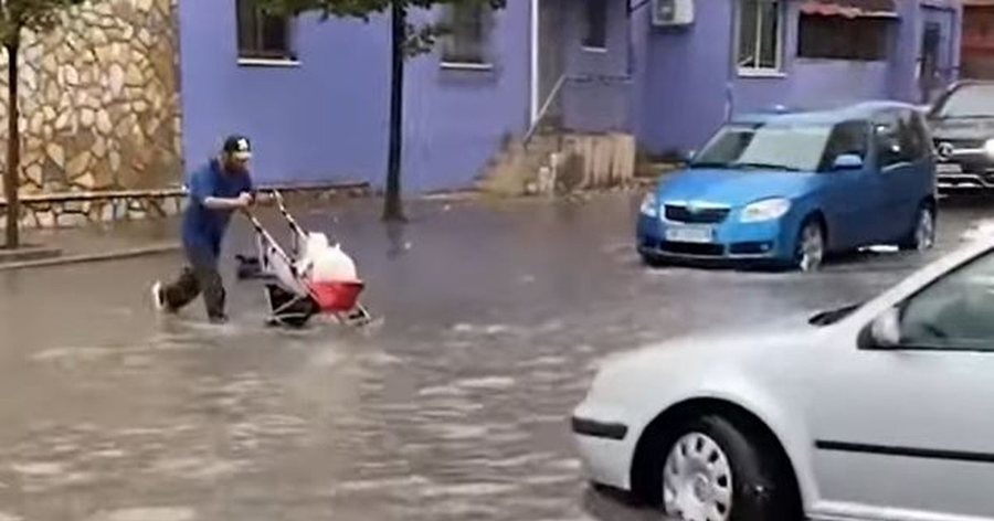 Reshjet e shiut përmbysin rrugët në Durrës (FOTO)