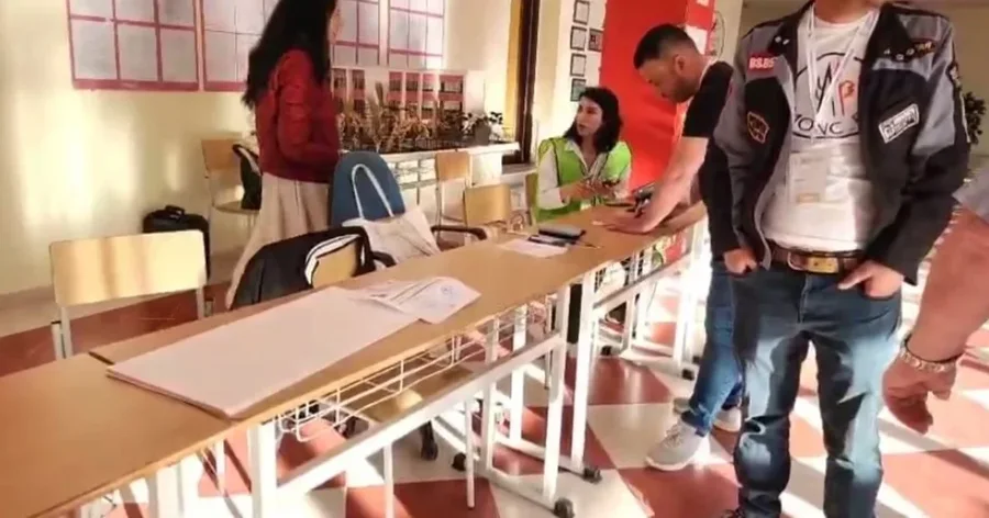 Probleme në qendrën e votimit në Lushnje, sekretari i PD nuk ulet