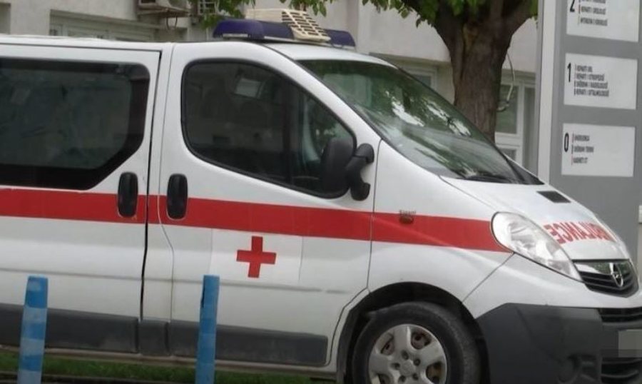 Foshnja 7-muajshe humb jet&euml;n rrug&euml;s p&euml;r n&euml; spital/
