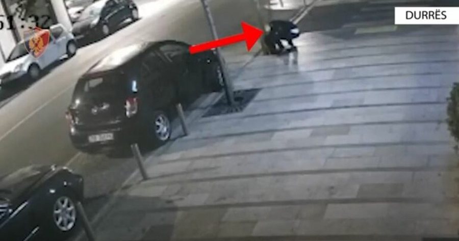 Vidhte kabujt elektrikë të ndriçimit, në pranga