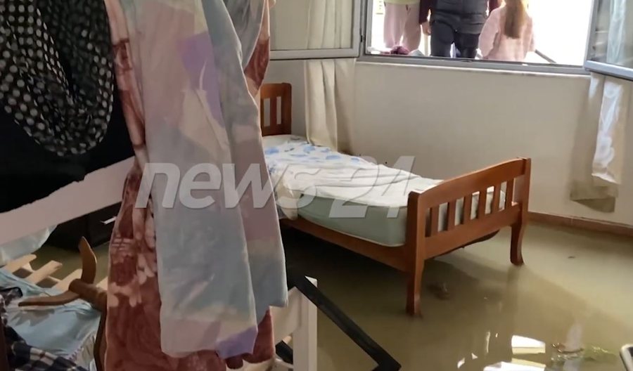 Gjith&ccedil;ka e shkat&euml;rruar, orendi sht&euml;pie n&euml;n uj&euml;,