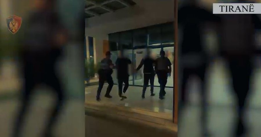 Qarkullonte me armë zjarri dhe kanosi një person/ Arrestohet