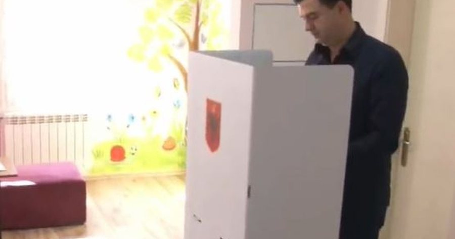 Lulzim Basha voton së bashku me të bijën: Ftesë të