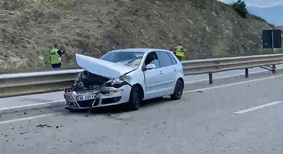 VIDEO/ Aksident n&euml; aksin Morin&euml;-Kuk&euml;s, makina p&euml;rplaset me