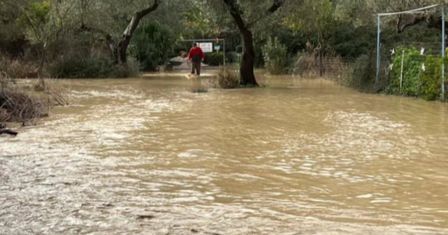 Himara n&euml;n pushtetin e ujit/ Kryebashkiaku Tavo: Problematika nga balta dhe