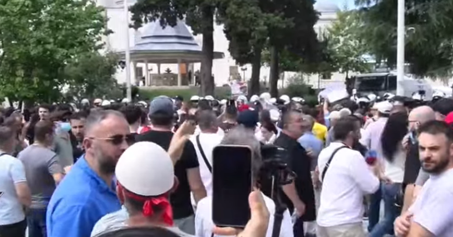 Efektivi u q&euml;llua me gur n&euml; kok&euml;, Goxhaj qart&euml;son