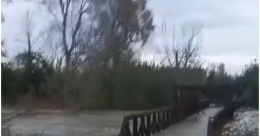 FOTO/ Prurjet e lumit Erzen në nivel maksimal, rrezikohet dalja nga shtrati