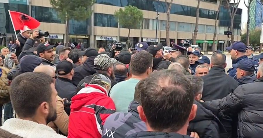 P&euml;rmbytjet u shkat&euml;ruan banesat, banor&euml;t e Durr&euml;sit ngrihen