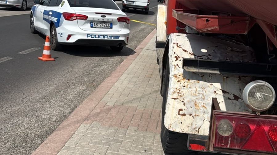 Aksident fatal në aksin rrugor Elbasan–Peqin, makina përplas
