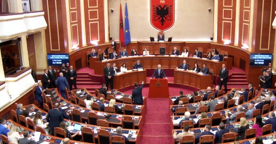 &#039;Diella&#039; mori fjalën, nis debati në Kuvend,