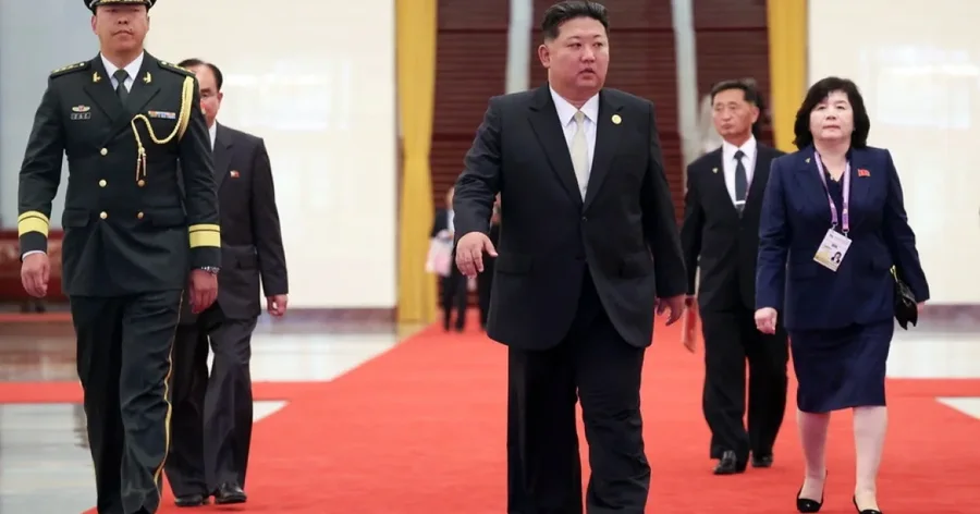 Si u shndërrua Kim Jong-un nga një i izoluar në një