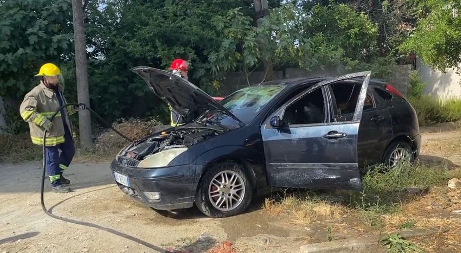 VIDEO/ Nj&euml; automjet p&euml;rfshihet nga flak&euml;t pran&euml;