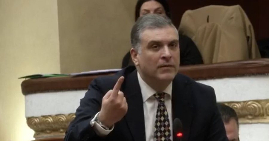 "As zonj&euml; s&rsquo;meriton t&euml; t&euml; th&euml;rrasin"/ Blushi