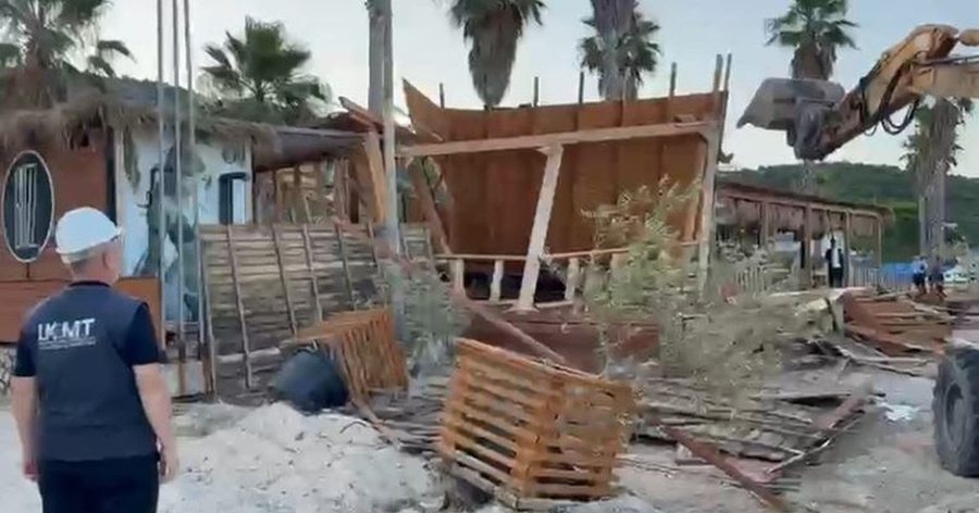VIDEO/ Aksion i IKMT n&euml; Jal&euml;, shembet beach bar-i i nd&euml;rtuar pa