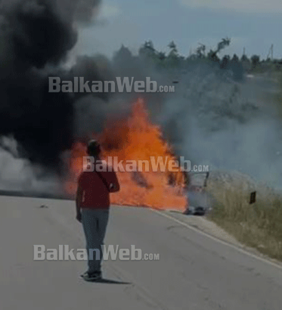VIDEO/ Panik për shoferin dhe kalimtarët, automjeti përfshihet