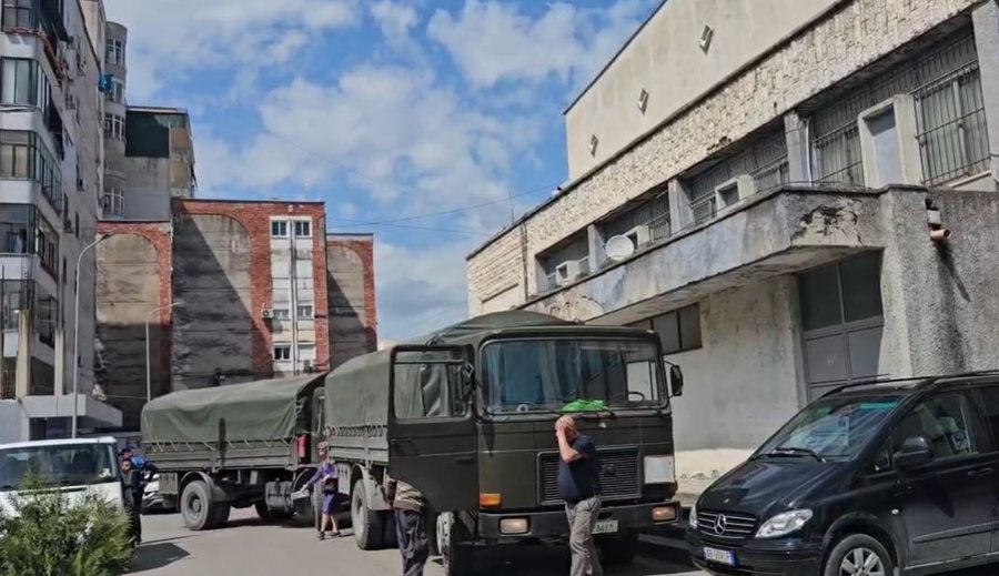 Nën masa të rrepta sigurie, materialet zgjedhore mbërrijnë
