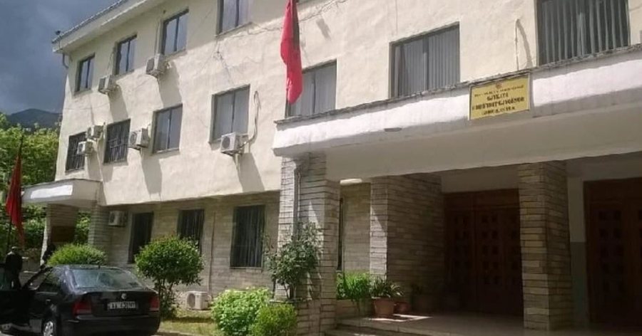 Lokal, truall dhe mini-fushë futbolli/ Prokuroria e Gjirokastrës