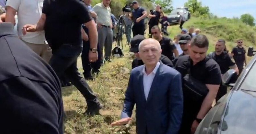 VIDEO/ I jep sot lamtumirën e fundit babait, Ilir Meta mbërrin në