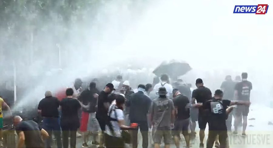 Tensione dhe kaos pran&euml; Kuvendit/ Protestuesit tentuan t&euml; kalonin
